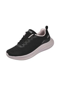 Zapatilla negra de Skechers con suela y forro rosa, diseño de cordones, parte superior de malla transpirable y logotipo en la lengua y el talón.