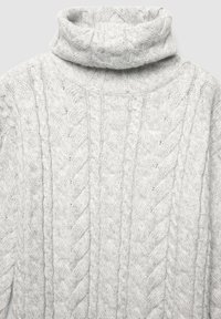 Maglione grigio a collo alto in maglia, caratterizzato da un motivo a treccia, con una texture morbida e un collo spesso e accogliente per garantire calore.