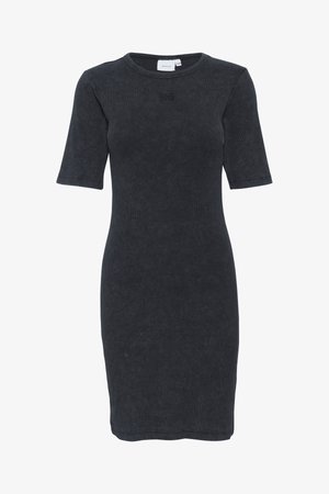 Σκούρο γκρι ριχτό φόρεμα με κοντά μανίκια, στρογγυλή λαιμόκοψη και εφαρμοστή σιλουέτα. Διαθέτει ένα μικρό λογότυπο κεντημένο στο στήθος.