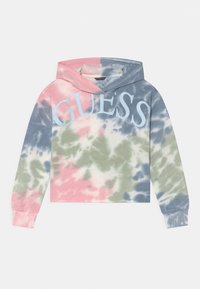 Korta luvtröja i tie-dye-mönster med färger som inkluderar rosa, grön och blå. Har en stor blå "GUESS"-logotyp på framsidan.