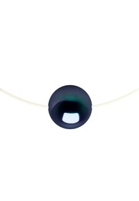 Pendentif perle noire sur un mince fil blanc. La perle est ronde, brillante et présente des teintes iridescentes sombres avec une texture lisse.