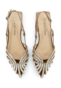 Tacones slingback metálicos dorados con patrones de zigzag adornados y un diseño de punta cuadrada, con una plantilla suave en color beige.