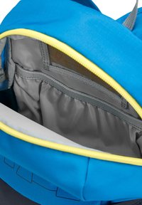 Blauwe rugzak interior met een grijze voering, gele rits en vakken voor organisatie. Materiaal lijkt duurzaam en waterafstotend.