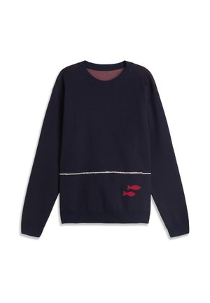 Pull bleu marine à col rond avec une fine ligne blanche horizontale et deux petits poissons rouges près du bas à droite.