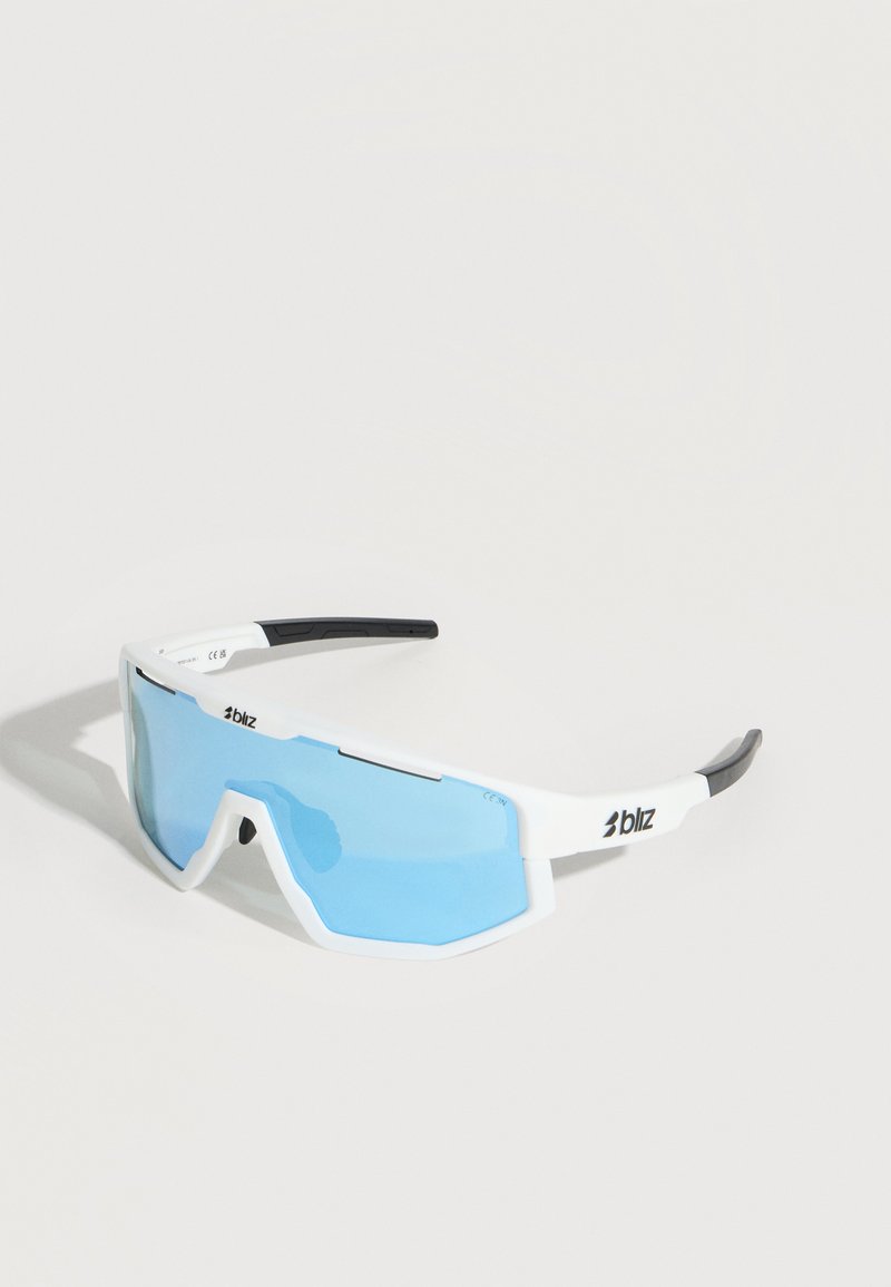 Lunettes de sport à monture blanche avec verres réfléchissants bleus et embouts d'oreille noirs, marquées "bliz" sur les branches, présentées sur fond blanc.