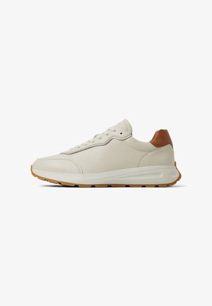 Sneaker bianco in pelle con un accento marrone sul tallone. Presenta una punta arrotondata, dettagli cuciti e una suola in gomma con un motivo di trazione.