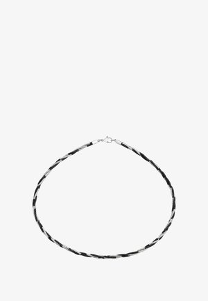 Sort og sølv snoet kædedesign halskæde med en lille klipslukning på en hvid baggrund.