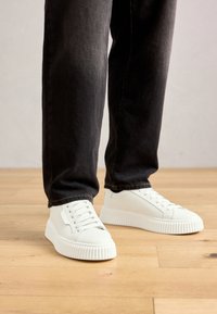 HOPPER - Joggesko - white