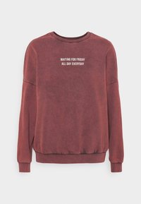 Bordowy sweatshirt z długim rękawem, z prążkowanymi mankietami i dołem. Zawiera biały napis: "CZEKAJĄC NA PIĄTEK CAŁY DZIEŃ, KAŻDEGO DNIA." Miękka tekstura.