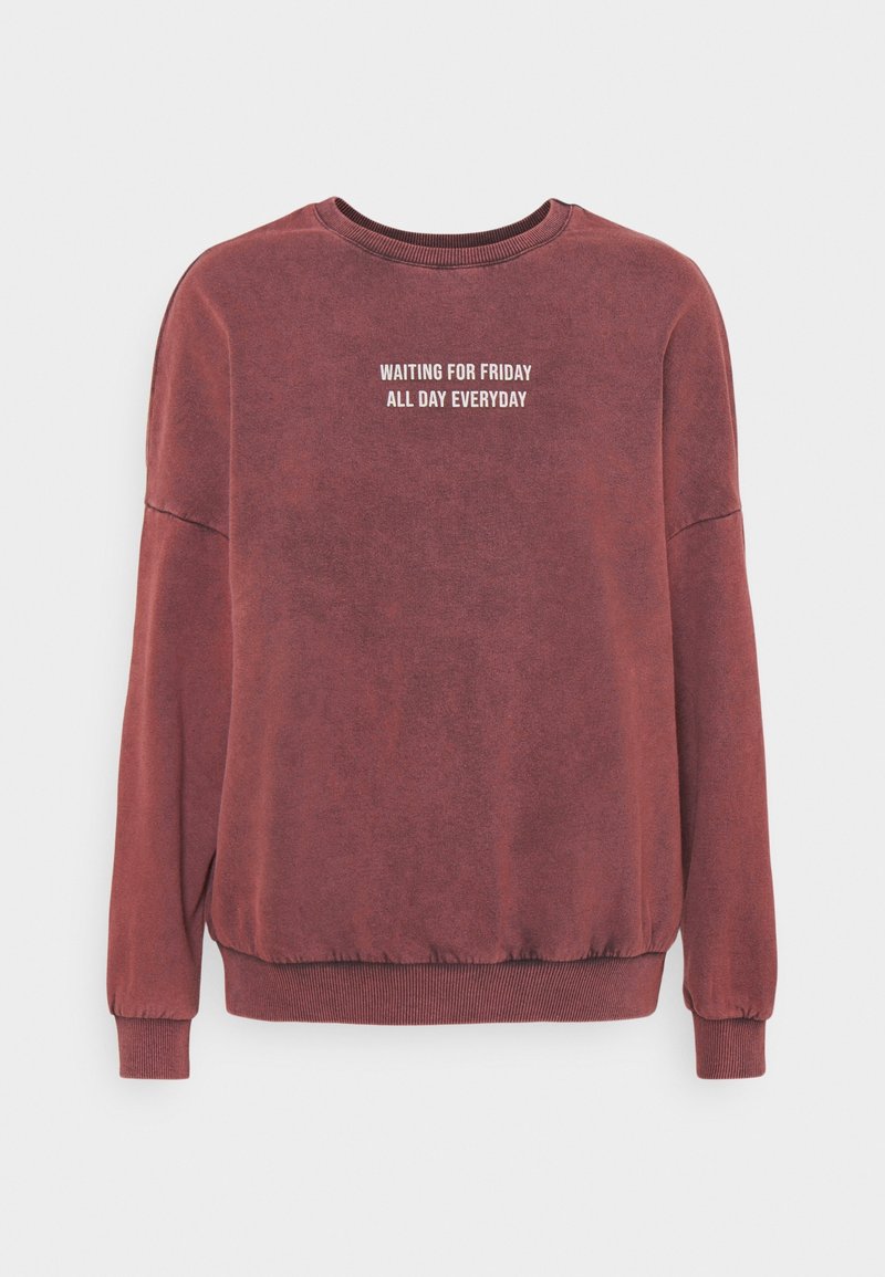 Bordowy sweatshirt z długim rękawem, z prążkowanymi mankietami i dołem. Zawiera biały napis: "CZEKAJĄC NA PIĄTEK CAŁY DZIEŃ, KAŻDEGO DNIA." Miękka tekstura.