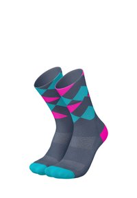 Graue Socken mit auffälligen geometrischen Mustern in Pink und Türkis. Verfügt über einen strukturierten Stoff und kontrastierende, einfarbige türkise Zehen.