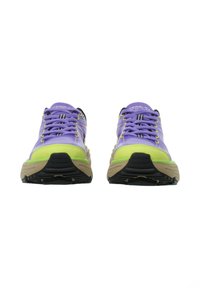 Een paar paarse en neon groene sportschoenen met dikke beige zolen, frontaal weergegeven op een witte achtergrond.