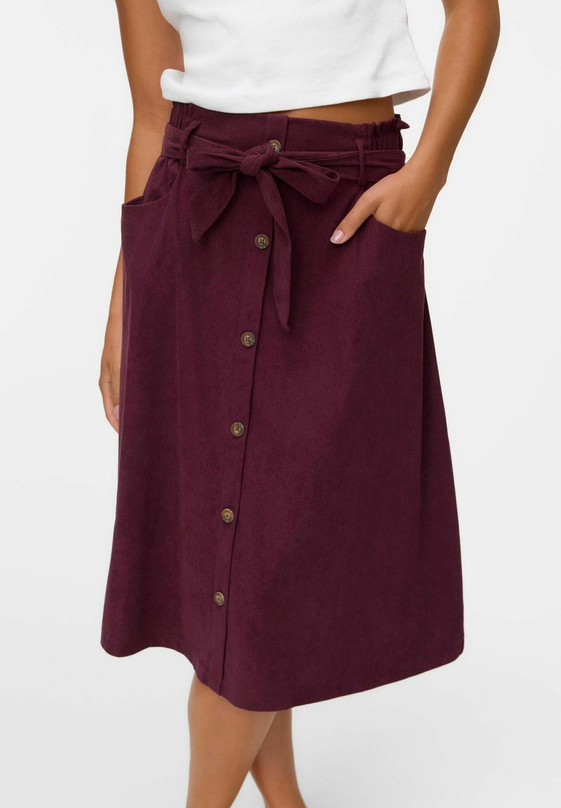 Jupe bordeaux, midi en tissu doux avec ceinture à nouer, poches latérales et fermeture à boutons sur le devant avec des boutons en métal.