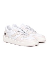 Sneaker bianche e rosa chiaro con tomaia in pelle liscia, punta perforata, lacci in tessuto e logo quadrato sul lato. Suola in gomma.
