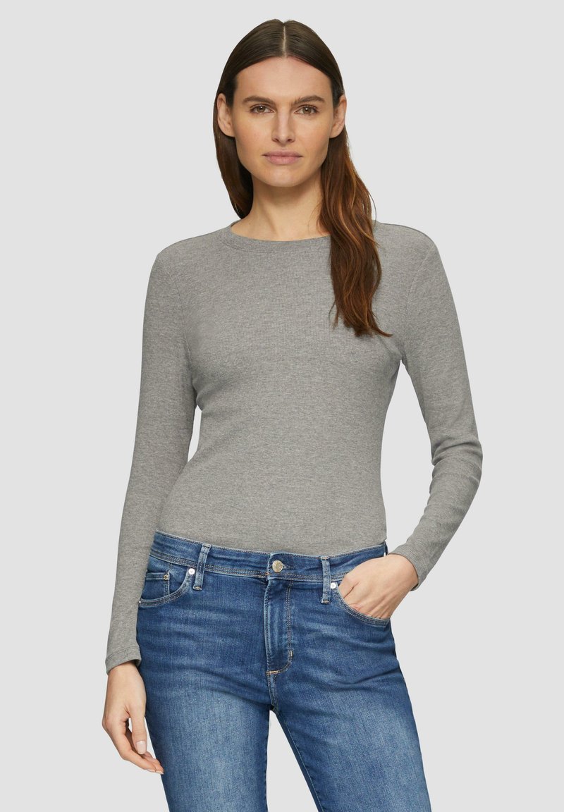 Haut gris à manches longues au design ajusté, fabriqué en tissu doux, associé à un jean en denim bleu avec un style classique à cinq poches.