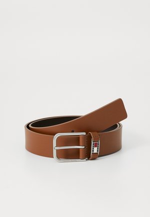 Ceinture en cuir marron avec une boucle en métal argenté et des accents de marque. Texture lisse ; design sophistiqué avec une forme rectangulaire épurée.