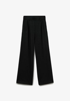 Černé kalhoty s vysokým pasem a širokými nohavicemi, s poutky na opasek, bočními kapsami a předním zipem s háčkovým zapínáním, zobrazené na bílém pozadí.