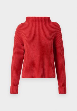 Pull en tricot rouge avec un col montant, texture côtelée, manches longues et poignets ajustés. Design décontracté et ample, idéal pour le superposition.