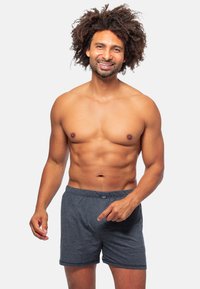 Heren boxer shorts in antraankleur van katoen met een elastische tailleband. De stof heeft een zachte textuur en een relaxte pasvorm.