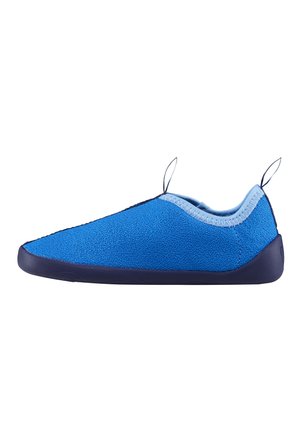 Blauer leichter Schuh mit einem Obermaterial aus strukturiertem Stoff und einer navyfarbenen Gummisohle. Verfügt über Ziehlaschen und ein elegantes, niedriges Design.