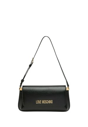 Borsa a spalla in pelle nera Moschino con chiusura a patta e tracolla regolabile, con logo e dettagli in metallo dorato.
