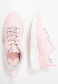 Vaaleanpunaiset urheilukengät, jotka on valmistettu hengittävästä verkkokankaasta ja joissa on harmaita yksityiskohtia, pyöreä kärki ja pehmustettu kaulus mukavuutta varten, joissa on teksturoitu pohja.