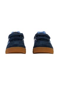 Zapatillas de ante azul con correas de Velcro, acentos blancos y una suela de goma texturizada, con un diseño de punta redondeada.