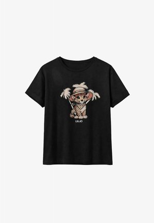 Maglietta nera con una leopardo in stile cartone animato che indossa un cappello a tesa larga e una sciarpa, circondato da palme, con la scritta "LIU·JO" sotto.