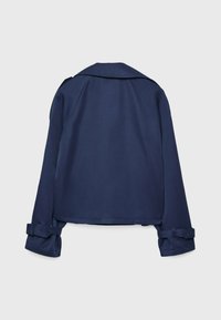 Granatowa kurtka typu cropped wykonana z gładkiego materiału, z klasycznym kołnierzykiem, długimi rękawami z regulowanymi mankietami i prostym krojem u dołu.