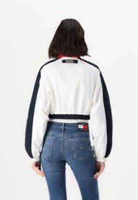 Tommy Jeans WINDBREAKER - Lett jakke - white/multicoloured
