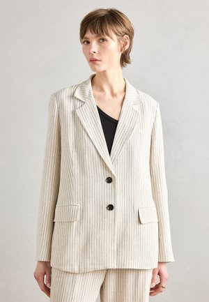 Blazer a righe in crema e nero, con colletto a revers, due tasche frontali e due bottoni neri. Tessuto liscio e testurizzato.