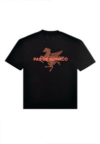 Zwart T-shirt met korte mouwen met een oranje gestreepte gevleugelde paardgrafiek en "PAS DE MONACO" tekst op de achterkant.