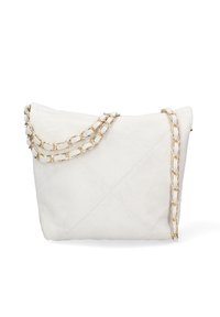 Borsa a tracolla in suede bianco trapuntato con catena dorata, parte superiore ripiegata e una texture liscia, dal design pulito e moderno.