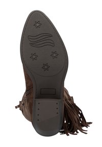 Podeszwa brązowego zamszowego buta z ozdobnymi frędzlami, czarna, teksturowana podeszwa z wzorami bieżnika w kształcie gwiazd i fal oraz widoczny boczny zamek.