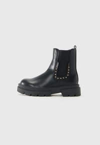 Schwarze Knöchelstiefel aus Leder mit einem strukturierten elastischen Einsatze und goldenen Nieten, ausgestattet mit einer klobigen Sohle und einem Zuglasche für einfaches Anziehen.