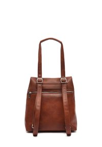 Bolso tote de cuero marrón con dos asas resistentes, un bolsillo delantero con cremallera y un acabado texturizado. Cuenta con correas ajustables y un diseño elegante.