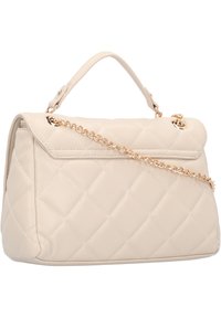 Beige quiltad handväska med ett handtag på toppen och ett guldkedjesnor. Har en klaffstängning och slät syntetisk läderytan.