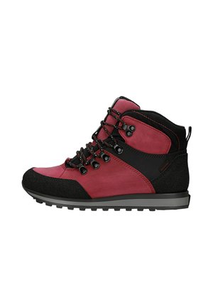 Botte de randonnée rouge et noire avec cheville rembourrée, œillets métalliques et semelle robuste conçue pour une utilisation en extérieur.