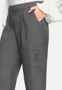 Grijze op maat gemaakte broeken met een gestructureerde afwerking. Beschikt over een zijzak met ritsdetail en een traditionele voorzak.