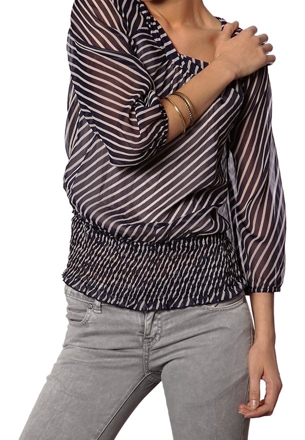Blusa a righe blu navy e crema con maniche a tre quarti e vita arricciata. Materiale trasparente, texture leggera e vestibilità ampia.