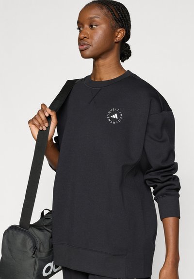 Μαύρο φούτερ με στρογγυλή λαιμόκοψη, ριμπ μανσέτες και εφαρμοστό τελείωμα. Διαθέτει εκτύπωση λογότυπου στο στήθος και απαλή, υφασμάτινη υφή.