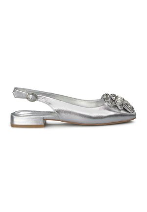 Scarpa flat allacciata argento metallizzato con tacco basso, caratterizzata da decorazioni floreali e una texture liscia e lucida.