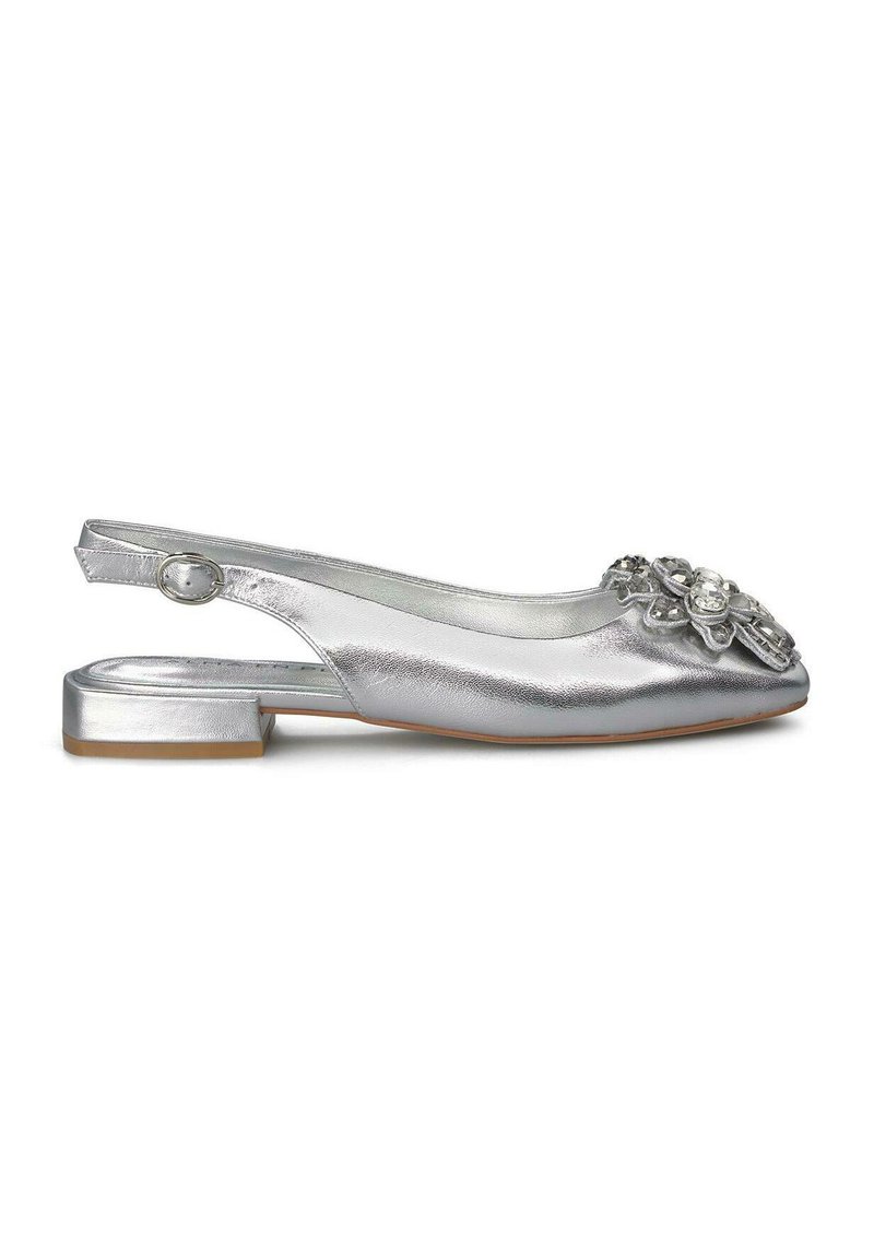 Srebrne metaliczne buty slingback na płaskim obcasie z małym słupkiem, ozdobione kwiatowymi aplikacjami i gładką, błyszczącą fakturą.