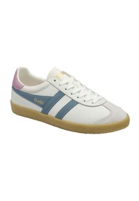 Sneaker bianco con strisce blu, tassello sul tallone rosa e suola in gomma texturizzata. Presenta una tomaia in pelle liscia e il logo Gola in oro.