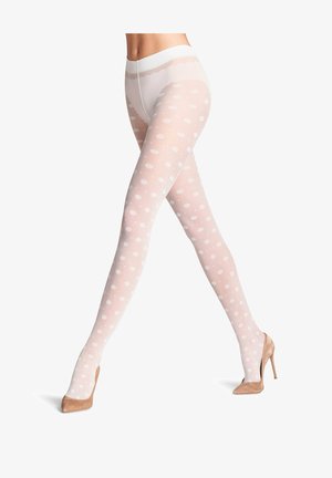 Collants blancs transparents à pois avec une texture lisse, dotés d'une ceinture solide. Portés avec des chaussures à talons hauts beiges.