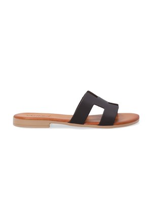 Sorte flade slide-sandaler har to brede stropper med udsparinger, sat på en tan læderfodsål og en lyse farvet ydersål.