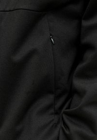 Tissu noir présentant une texture lisse avec un léger éclat. Dispose d'une fermeture éclair discrète et de fronces le long de la couture.