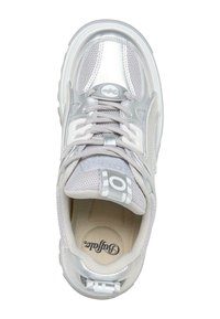 Baskets sport blanches et argentées avec des panneaux en mesh, un col rembourré, des lacets, une languette et une semelle intérieure de marque, vues de dessus.