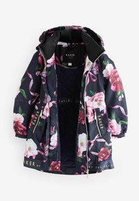 Blumenregenmantel mit marineblauem Hintergrund, der in rosa und weißen Blumen, goldenen Akzenten, einem gesteppte Innenfutter und einer Kapuze gestaltet ist. Mit Reißverschlusstaschen.