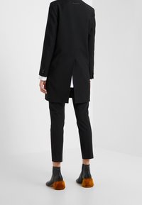 MM6 Maison Margiela Klassisk kappa / rock - black